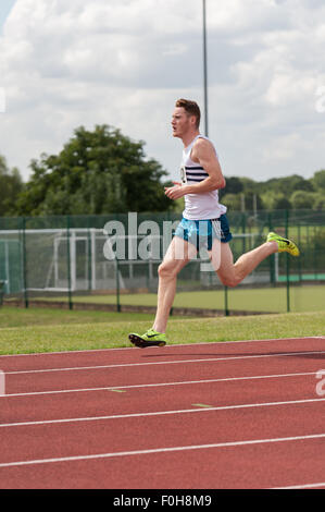 Sport für alle 400m Männer Sprint hundert Meter Rennen laufen auf high-Speed Athleten Sprinter im Wettbewerb auf Leichtathletik-Veranstaltung Stockfoto