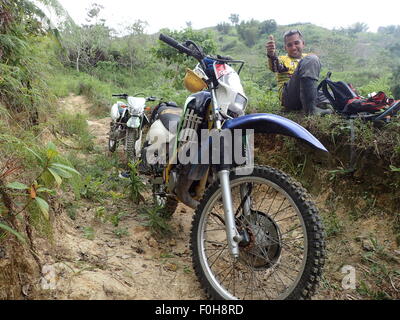 Philippinen. 16. August 2015. Dutzende von motor-Enthusiasten schließt sich den jährliche motor Trail überqueren Wettbewerb in den schlammigen und steilen Bergen von Kematu, einem kleinen Maßstab Bergbaudorf in T'boli, South Cotabato. © Sherbien Dacalanio/Pacific Press/Alamy Live-Nachrichten Stockfoto