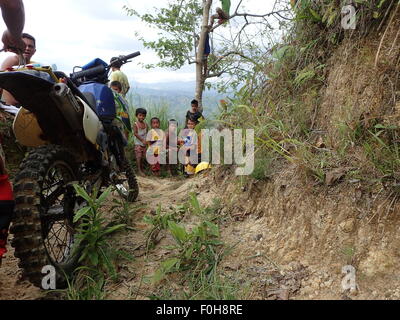 Philippinen. 16. August 2015. Dutzende von motor-Enthusiasten schließt sich den jährliche motor Trail überqueren Wettbewerb in den schlammigen und steilen Bergen von Kematu, einem kleinen Maßstab Bergbaudorf in T'boli, South Cotabato. © Sherbien Dacalanio/Pacific Press/Alamy Live-Nachrichten Stockfoto