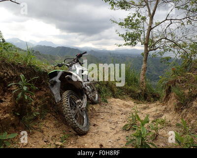 Philippinen. 16. August 2015. Dutzende von motor-Enthusiasten schließt sich den jährliche motor Trail überqueren Wettbewerb in den schlammigen und steilen Bergen von Kematu, einem kleinen Maßstab Bergbaudorf in T'boli, South Cotabato. © Sherbien Dacalanio/Pacific Press/Alamy Live-Nachrichten Stockfoto