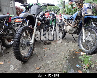 Philippinen. 16. August 2015. Dutzende von motor-Enthusiasten schließt sich den jährliche motor Trail überqueren Wettbewerb in den schlammigen und steilen Bergen von Kematu, einem kleinen Maßstab Bergbaudorf in T'boli, South Cotabato. © Sherbien Dacalanio/Pacific Press/Alamy Live-Nachrichten Stockfoto