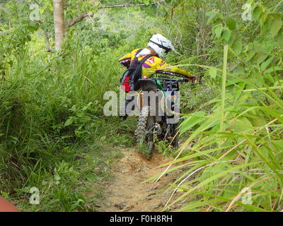 Philippinen. 16. August 2015. Dutzende von motor-Enthusiasten schließt sich den jährliche motor Trail überqueren Wettbewerb in den schlammigen und steilen Bergen von Kematu, einem kleinen Maßstab Bergbaudorf in T'boli, South Cotabato. © Sherbien Dacalanio/Pacific Press/Alamy Live-Nachrichten Stockfoto