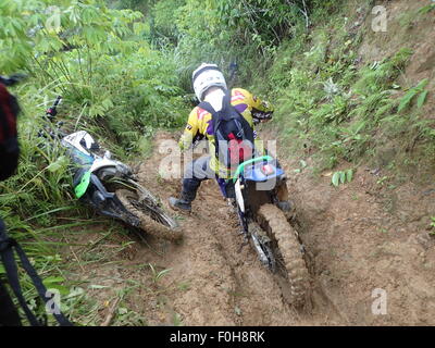 Philippinen. 16. August 2015. Dutzende von motor-Enthusiasten schließt sich den jährliche motor Trail überqueren Wettbewerb in den schlammigen und steilen Bergen von Kematu, einem kleinen Maßstab Bergbaudorf in T'boli, South Cotabato. © Sherbien Dacalanio/Pacific Press/Alamy Live-Nachrichten Stockfoto