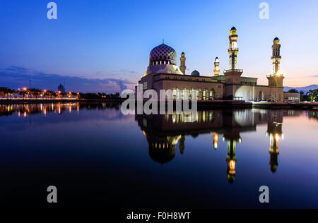 Die schwimmende Moschee Likas, Kota Kinabalu, Sabah, Malaysia. Stockfoto