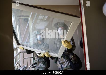 (150816)--TIANJIN, 16. August 2015 (Xinhua)--Soldaten klar aus Stoffen mit einem Risiko für Stürze in einem Wohngebiet in der Nähe der Explosion, in Nord-China Tianjin, 16. August 2015. Mehr als 1.100 Soldaten der chinesischen Volksbefreiungsarmee (PLA) Garnisontruppen in Tianjin Gemeinde klar aus Stoffe gefährdet für Stürze und Suche nach Überlebenden in den Wohngebieten in der Nähe der Explosion Sonntag. (Xinhua / Sie Sixing) (Mt) Stockfoto