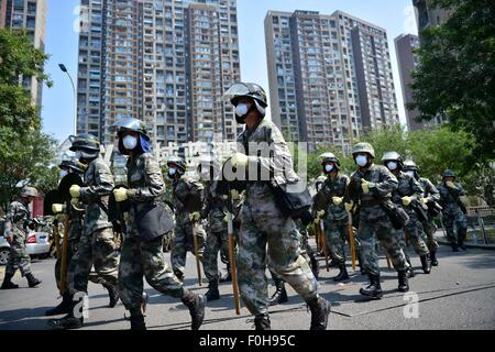 (150816)--TIANJIN, 16. August 2015 (Xinhua)--Soldaten sammeln und Abfahrt in einem Wohngebiet in der Nähe der Explosion, in Nord-China Tianjin, 16. August 2015. Mehr als 1.100 Soldaten der chinesischen Volksbefreiungsarmee (PLA) Garnisontruppen in Tianjin Gemeinde klar aus Stoffe gefährdet für Stürze und Suche nach Überlebenden in den Wohngebieten in der Nähe der Explosion Sonntag. (Xinhua / Sie Sixing) (Mt) Stockfoto