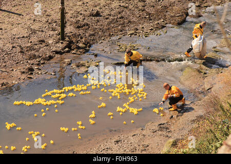 Staithes, UK. 15 Aug, 2015. Drei Mitglieder der Die RNLI (Royal National Lifeboat Institute) die Enten an den Start des diesjährigen Duck Race entlang Roxby Beck, Staithes, Sonntag, den 16. August 2015, die Rnli hält eine jährliche Wochenende von Veranstaltungen im Fischerdorf Staithes an der nordöstlichen Küste von England. Credit: Graham Hardy/Alamy leben Nachrichten Stockfoto