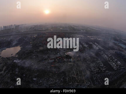 Tianjin. 16. August 2015. Foto aufgenommen am 16. August 2015 zeigt die Explosion Lagerstandort in Tianjin. Insgesamt 112 Leichen gefunden wurden, und 95 Personen blieben vermisst, darunter 85 Feuerwehrleute, nachdem massive Lager Explosionen Nord-China Tianjin City Mittwochabend erschüttert, Beamte sagte auf einer Pressekonferenz am Sonntag Morgen. Bildnachweis: Yue Yuewei/Xinhua/Alamy Live-Nachrichten Stockfoto