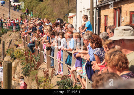 Staithes, UK. 15 Aug, 2015. Menschenmassen entlang der Kante von Roxby Beck jubelnd auf die Enten während der jährlichen RNLI Duck Race Staithes, Sonntag, den 16. August 2015, die Rnli hält eine jährliche Wochenende von Veranstaltungen im Fischerdorf Staithes an der nordöstlichen Küste von England. Credit: Graham Hardy/Alamy leben Nachrichten Stockfoto