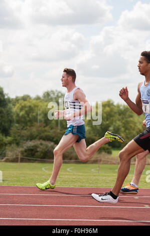 Sport für alle 400m Männer Sprint hundert Meter Rennen laufen auf high-Speed Athleten Sprinter im Wettbewerb auf Leichtathletik-Veranstaltung Stockfoto