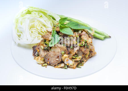 Thai würziges Schweinehackfleisch Salat, thai-Food auf weißem Hintergrund Stockfoto