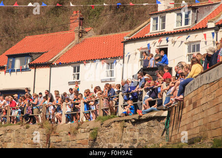 Staithes, UK. 15 Aug, 2015. Menschenmassen entlang der Kante von Roxby Beck jubelnd auf die Enten während der jährlichen RNLI Duck Race Staithes, Sonntag, den 16. August 2015, die Rnli hält eine jährliche Wochenende von Veranstaltungen im Fischerdorf Staithes an der nordöstlichen Küste von England. Credit: Graham Hardy/Alamy leben Nachrichten Stockfoto