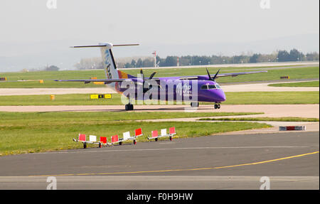 Flybe Bombardier Dash 8 (G-JECG) des Rollens auf Manchester Flughafen. Stockfoto