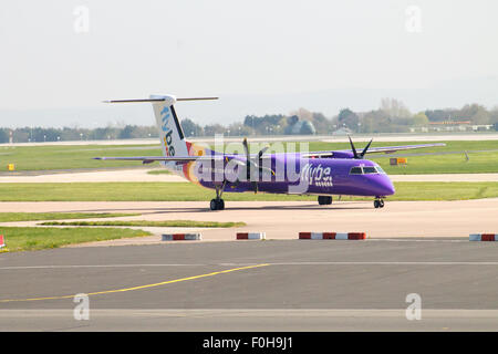 Flybe Bombardier Dash 8 (G-JECG) des Rollens auf Manchester Flughafen. Stockfoto