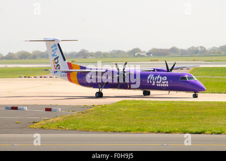 Flybe Bombardier Dash 8 (G-JECG) des Rollens auf Manchester Flughafen. Stockfoto