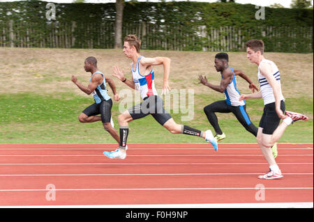 Sport für alle 100m Männer Sprint hundert Meter Rennen laufen auf high-Speed Athleten Sprinter im Wettbewerb auf Leichtathletik-Veranstaltung Stockfoto