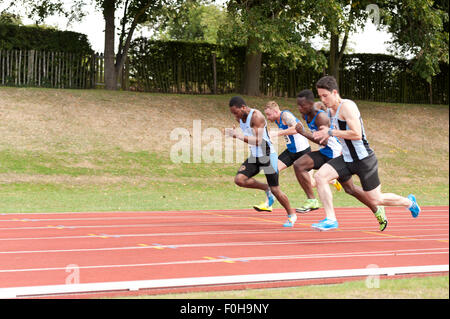 Sport für alle 100m Männer Sprint hundert Meter Rennen laufen auf high-Speed Athleten Sprinter im Wettbewerb auf Leichtathletik-Veranstaltung Stockfoto