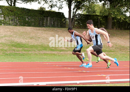 Sport für alle 100m Männer Sprint hundert Meter Rennen laufen auf high-Speed Athleten Sprinter im Wettbewerb auf Leichtathletik-Veranstaltung Stockfoto