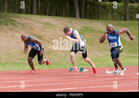 Sport für alle 100m Männer Sprint hundert Meter Rennen laufen auf high-Speed Athleten Sprinter im Wettbewerb auf Leichtathletik-Veranstaltung Stockfoto