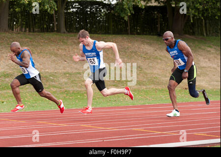 Sport für alle 100m Männer Sprint hundert Meter Rennen laufen auf high-Speed Athleten Sprinter im Wettbewerb auf Leichtathletik-Veranstaltung Stockfoto