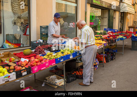 Man zahlt für Obst an einem Marktstand in Mallorca, Spanien Stockfoto