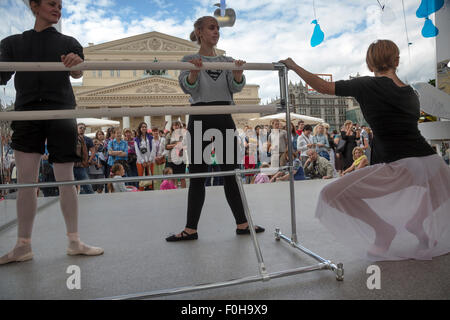 Moskau, Russland. 15. August 2015. Die "Moskauer Sommer. Moskau-Jam-Festival "Veranstaltung am zentralen Moskauer Straße in der Nähe des Kreml, Russland Credit: Nikolay Vinokurov/Alamy Live News Stockfoto