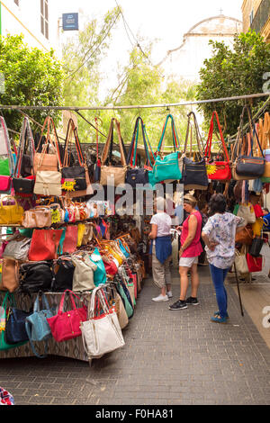 Frauen für Ledertaschen auf einem Markt einkaufen Stockfoto