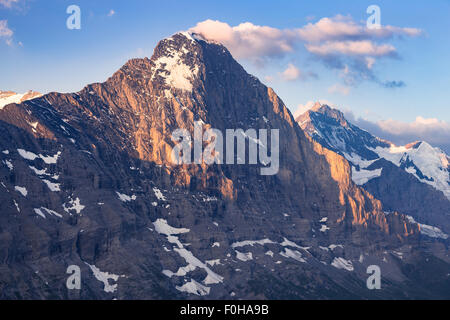 Sonnenaufgang Sonnenlicht auf dem Eiger-Massiv. Grindelwald. Berner Alpen. Schweiz. Stockfoto