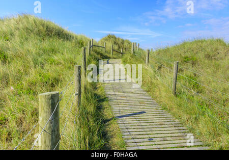 Holzweg über Sanddünen in der Nähe der West Beach in Littlehampton, West Sussex, England, UK. Stockfoto