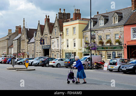 Die breite Hauptstraße von Chipping Sodbury, eine Marktstadt in Gloucestershire, England UK Stockfoto