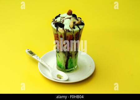 Eis mit Nüssen Stockfoto