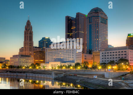 Der Himmel hellt auf die Skyline während der Morgendämmerung in Columbus, Ohio. Stockfoto