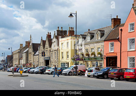 Die breite Hauptstraße von Chipping Sodbury, eine Marktstadt in Gloucestershire, England UK Stockfoto