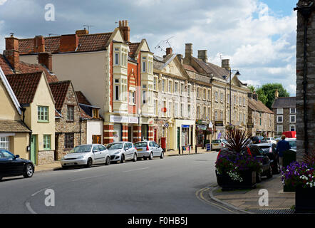 Die breite Hauptstraße von Chipping Sodbury, eine Marktstadt in Gloucestershire, England UK Stockfoto