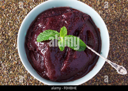 Brasilianischen Dessert Acai Fruchtfleisch in blau Schüssel mit frischer Minze. Selektiven Fokus Stockfoto