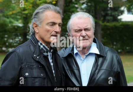 Datei - datiert eine Datei Bild 22. September 2014 zeigt Musiker Max Greger (r) und seinem Sohn Max Greger Jr. auf einer Trauerfeier für Joachim "Blacky" Fuchsberger in Grünwald bei München, Deutschland. Max Greger starb am 15. August 2015 im Alter von 89 Jahren. Foto: Tobias Hase/dpa Stockfoto