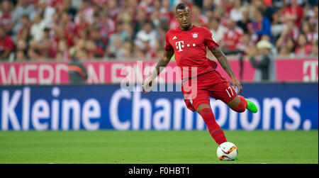 München, Deutschland. 14. August 2015. Münchens Jerome Boateng in Aktion während der deutschen Fußball-Bundesliga-Fußball-match zwischen Bayern München und dem Hamburger SV in der Allianz Arena in München, 14. August 2015. Foto: SVEN HOPPE/Dpa/Alamy Live News Stockfoto