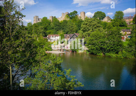 Blick in Richtung Dinham Weir und Ludlow Castle aus Dinham Brücke Ludlow Shropshire UK Stockfoto