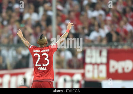 München, Deutschland. 14. August 2015. Münchens Arturo Vidal feiert das Fußballspiel der deutschen Bundesliga zwischen Bayern München und dem Hamburger SV in der Allianz Arena in München, 14. August 2015. Foto: PETER KNEFFEL/DPA/Alamy Live-Nachrichten Stockfoto