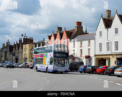 Bus auf der breiten Hauptstraße von Chipping Sodbury, eine Marktstadt in Gloucestershire, England UK Stockfoto