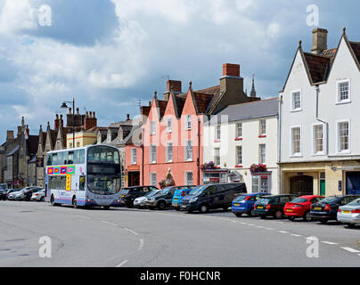 Bus auf der breiten Hauptstraße von Chipping Sodbury, eine Marktstadt in Gloucestershire, England UK Stockfoto