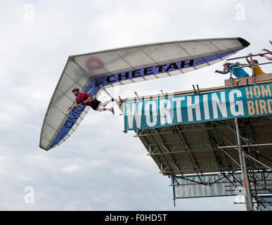 Worthing, UK. 16. August 2015.  Worthing internationale Birdman Festival 2015 Credit: Stephen Bartholomäus/Alamy Live-Nachrichten Stockfoto