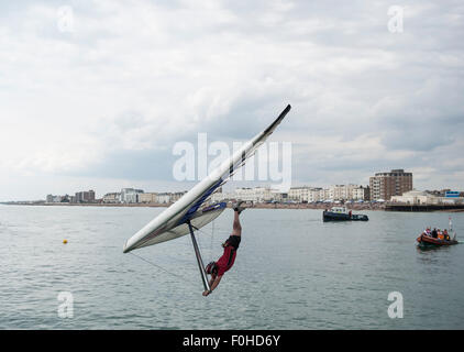 Worthing, UK. 16. August 2015.  Worthing internationale Birdman Festival 2015 Credit: Stephen Bartholomäus/Alamy Live-Nachrichten Stockfoto