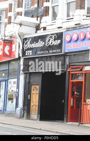 London, UK. 16. August 2015. Die Fassade der Socialite Bar am Muswell Hill Broadway, die Szene eines Angriffs in den frühen Stunden des morgens die eine Frau im Krankenhaus von einer Stichverletzung verlassen. Bildnachweis: Finn Nocher/Alamy Live-Nachrichten Stockfoto