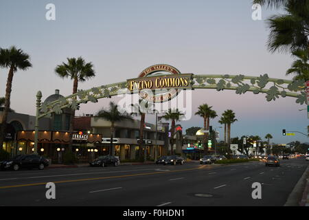 USA Kalifornien CA Encino San Fernando Valley Ventura Blvd Boulevard Encino Commons Miracle Mile Plaza de Oro in der Nacht Stockfoto