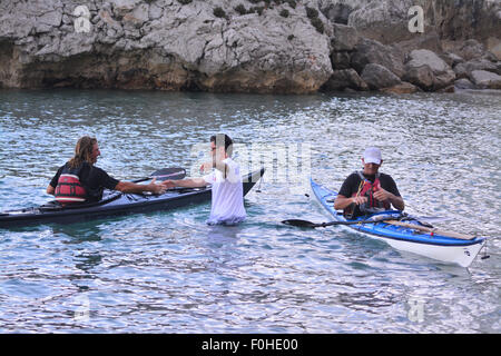 Gibraltar. 16. August 2015. Auf Samstag, 15. August 2015 begeben zwei Gibraltar Paddler von Tanger nach Gibraltar zugunsten der Liebe paddeln. Norman und Michael, die ehemalige Behinderte Ruderer, Catalan Bay in der East Side von Gibraltar nach beschäftigt die Handelsschifffahrt Weg von der Straße von Gibraltar überquert, dann überquert die Bucht von Gibraltar vor Polsterung entlang der Küste zu einem der wichtigsten Strände Gibraltars angekommen. Zwei Paddler ruderten zugunsten der Cheshire Häuser-Projekt, die hilft, Kinder in Tanger. Bildnachweis: Stephen Ignacio/Alamy Live-Nachrichten Stockfoto