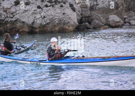 Gibraltar. 16. August 2015. Auf Samstag, 15. August 2015 begeben zwei Gibraltar Paddler von Tanger nach Gibraltar zugunsten der Liebe paddeln. Norman und Michael, die ehemalige Behinderte Ruderer, Catalan Bay in der East Side von Gibraltar nach beschäftigt die Handelsschifffahrt Weg von der Straße von Gibraltar überquert, dann überquert die Bucht von Gibraltar vor Polsterung entlang der Küste zu einem der wichtigsten Strände Gibraltars angekommen. Zwei Paddler ruderten zugunsten der Cheshire Häuser-Projekt, die hilft, Kinder in Tanger. Bildnachweis: Stephen Ignacio/Alamy Live-Nachrichten Stockfoto