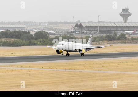 Flugzeug-Airbus A320 - 214-- Vueling-Airline, ist vom Flughafen Madrid-Barajas - Adolfo Suarez - ausziehen. Stockfoto