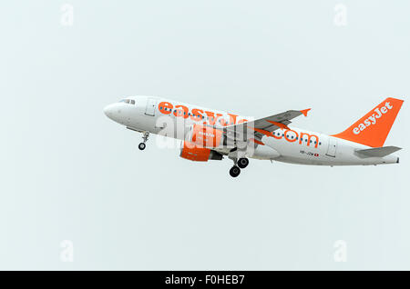 Flugzeug-Airbus A319 - 111 - der - EasyJet Airline der Schweiz, ist vom Flughafen Madrid-Barajas - Adolfo Suarez - ausziehen. Stockfoto