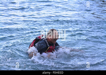 Gibraltar. 16. August 2015. Auf Samstag, 15. August 2015 begeben zwei Gibraltar Paddler von Tanger nach Gibraltar zugunsten der Liebe paddeln. Norman und Michael, die ehemalige Behinderte Ruderer, Catalan Bay in der East Side von Gibraltar nach beschäftigt die Handelsschifffahrt Weg von der Straße von Gibraltar überquert, dann überquert die Bucht von Gibraltar vor Polsterung entlang der Küste zu einem der wichtigsten Strände Gibraltars angekommen. Zwei Paddler ruderten zugunsten der Cheshire Häuser-Projekt, die hilft, Kinder in Tanger. Bildnachweis: Stephen Ignacio/Alamy Live-Nachrichten Stockfoto